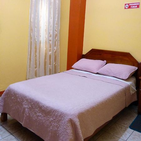 Hostal Leon Dormido Пуерто-Бакерісо-Морено Екстер'єр фото