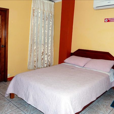 Hostal Leon Dormido Пуерто-Бакерісо-Морено Екстер'єр фото
