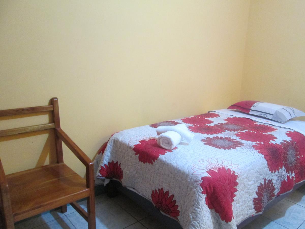 Hostal Leon Dormido Пуерто-Бакерісо-Морено Екстер'єр фото