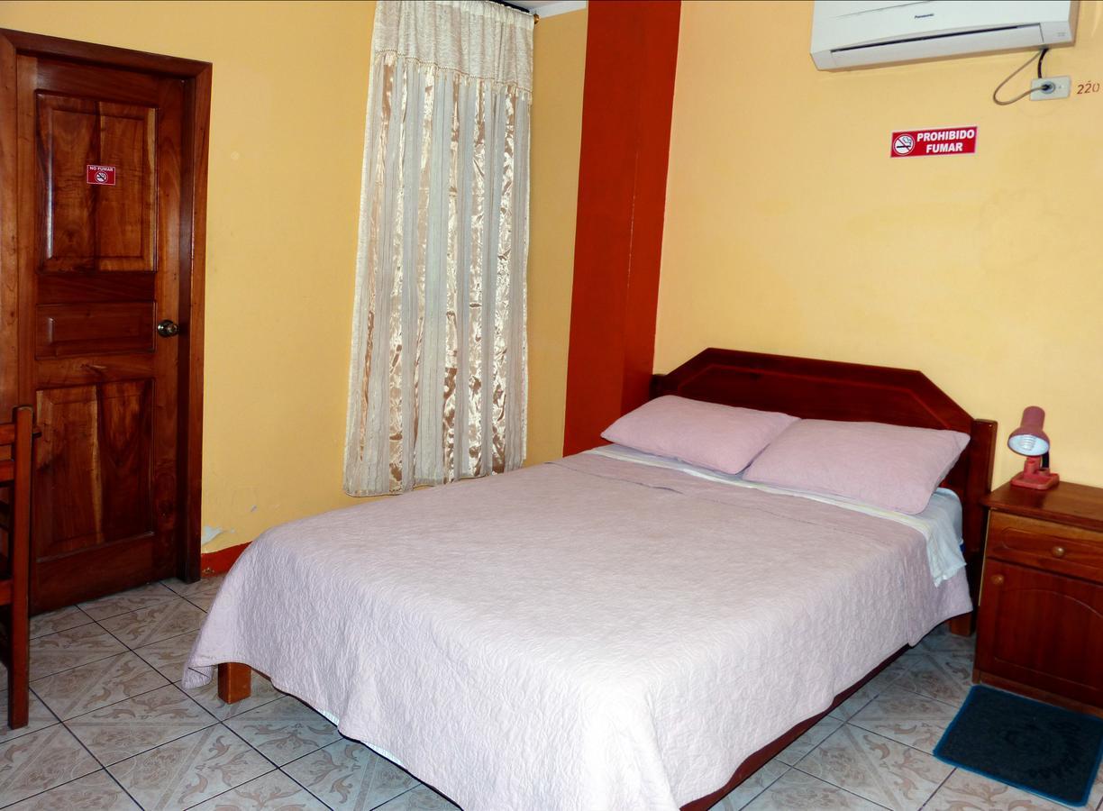 Hostal Leon Dormido Пуерто-Бакерісо-Морено Екстер'єр фото